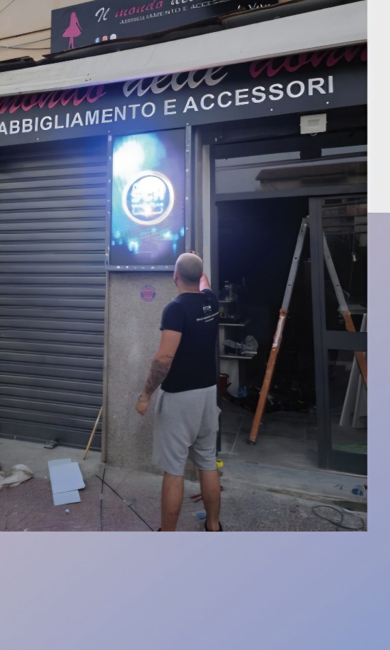 Installazione insegna su negozio