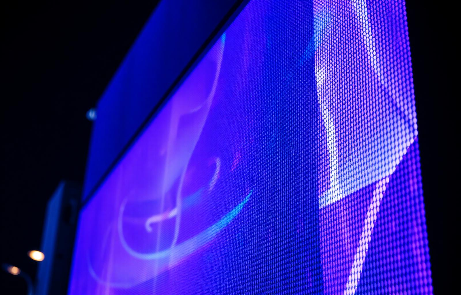 Ledwall installato di notte con luce indigo