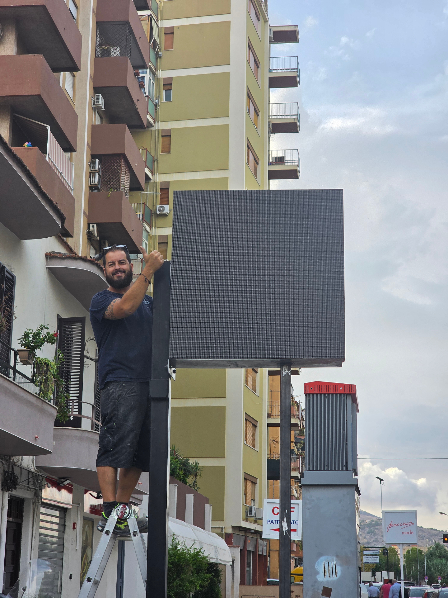 Ledwall su palo installato a Palermo dal team SCH