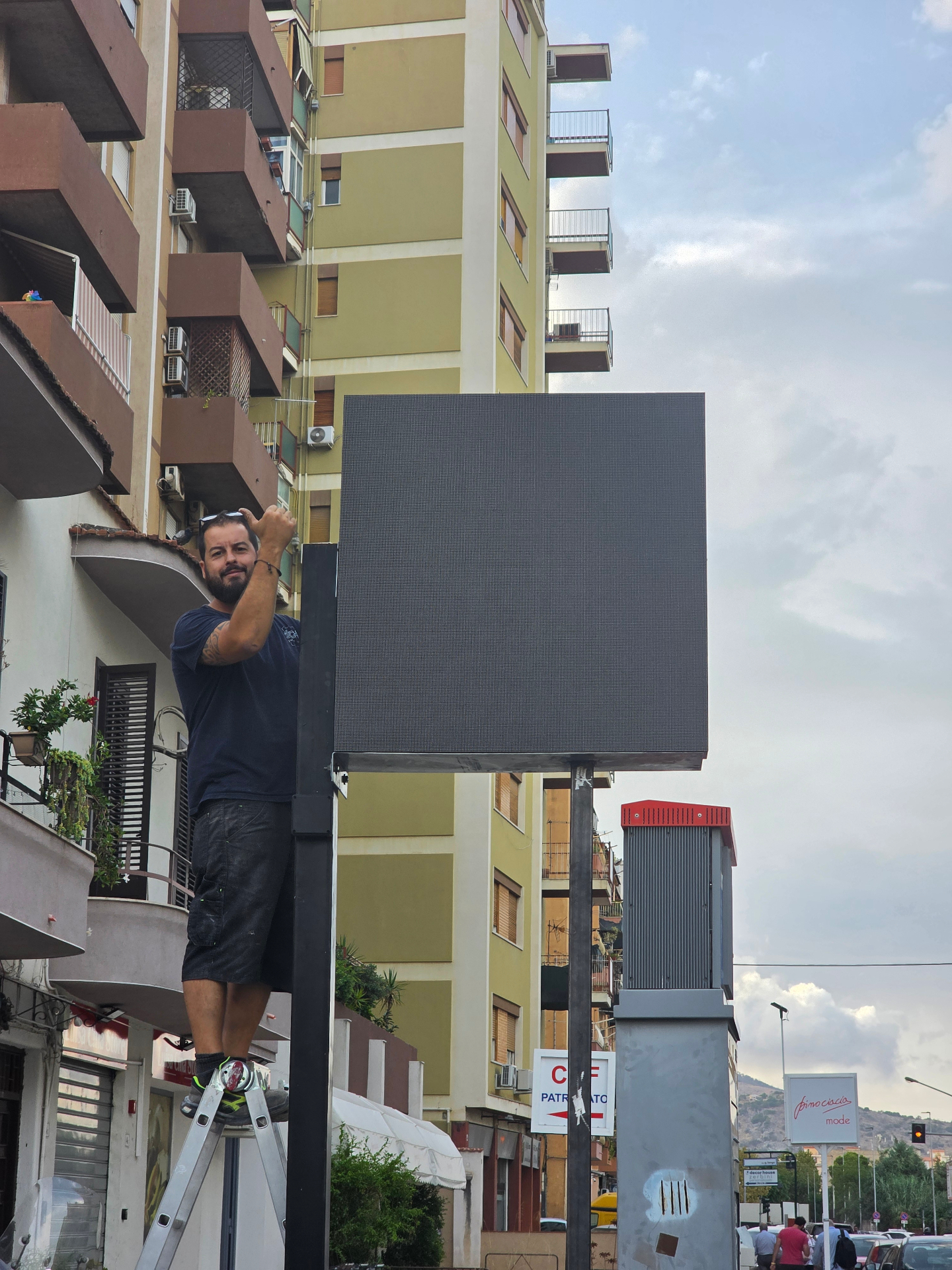 Totem ledwall bifacciale in installazione